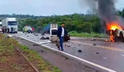 VÍDEO: Colisão entre caminhão boiadeiro e carro provoca incêndio e congestionamento na BR-364