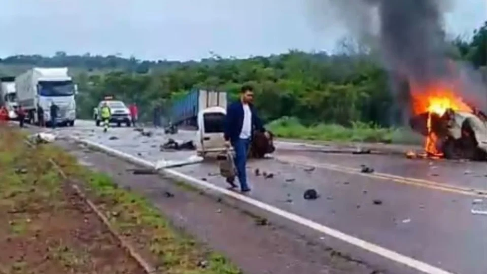 VÍDEO: Colisão entre caminhão boiadeiro e carro provoca incêndio e congestionamento na BR-364