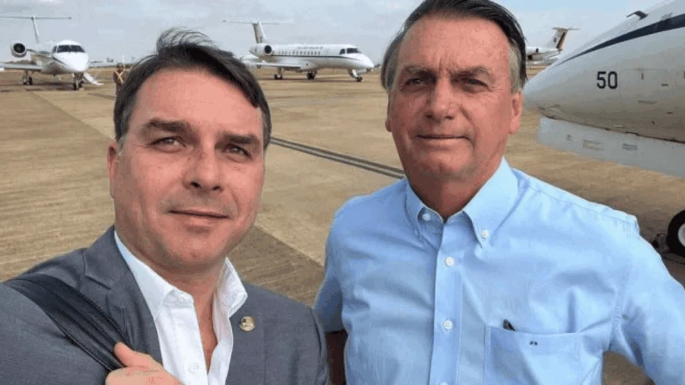 Flávio Bolsonaro diz que candidatura ‘é para valer’ e pressiona por anistia enquanto articula domiciliar para o pai