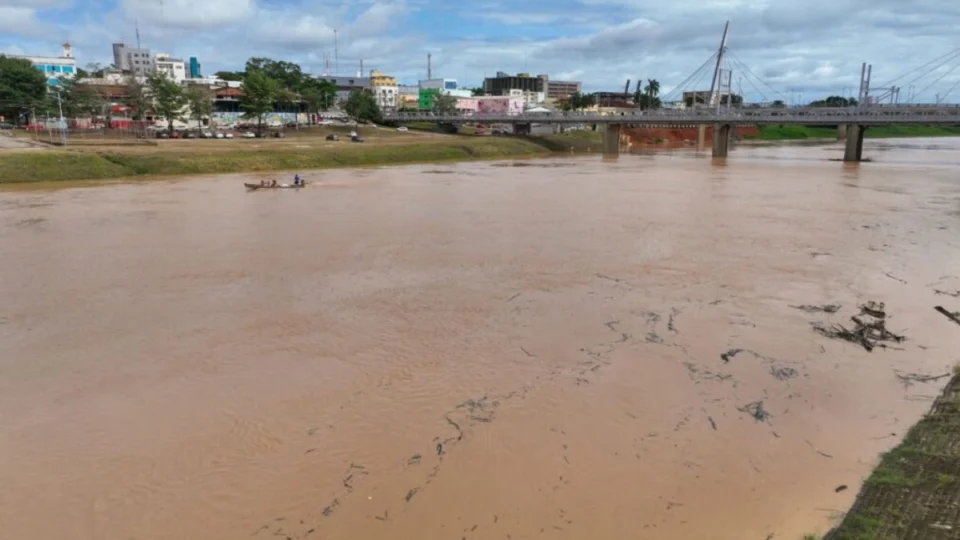 Rio Acre atinge 10 metros e autoridades reforçam medidas de segurança