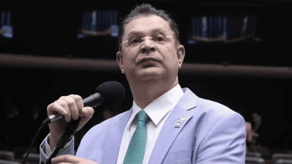 PL abre mão de anistia e busca viabilizar redução de penas no Congresso