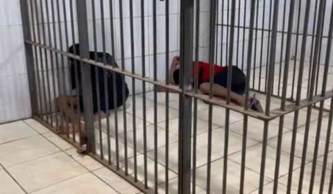 VÍDEO: Polícia apreende drogas e detém dois homens em imóvel abandonado usado para tráfico no bairro Teixeirão