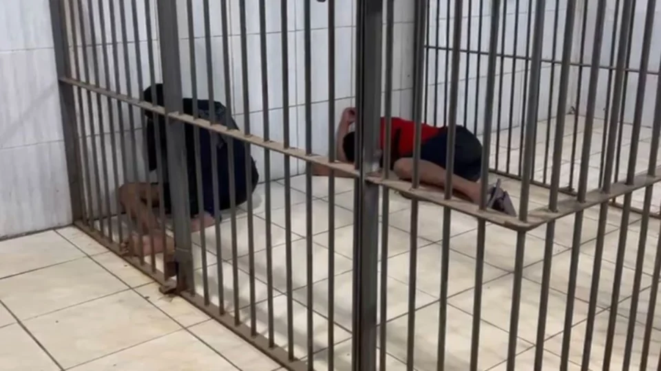 VÍDEO: Polícia apreende drogas e detém dois homens em imóvel abandonado usado para tráfico no bairro Teixeirão