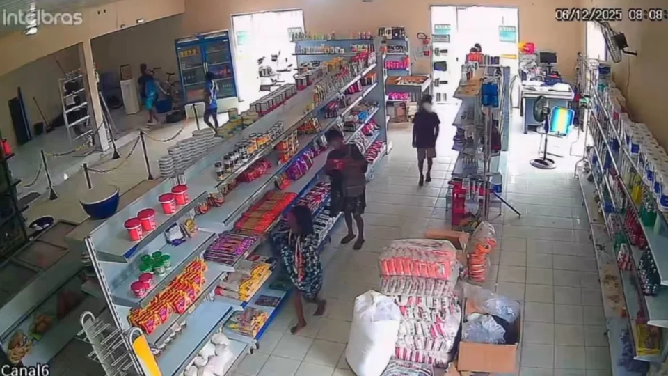 Grupo de indígenas é flagrado saqueando comércio em município no interior do Acre