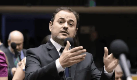 Glauber Braga evita cassação, recebe suspensão de seis meses e leva denúncia contra Hugo Motta à PGR