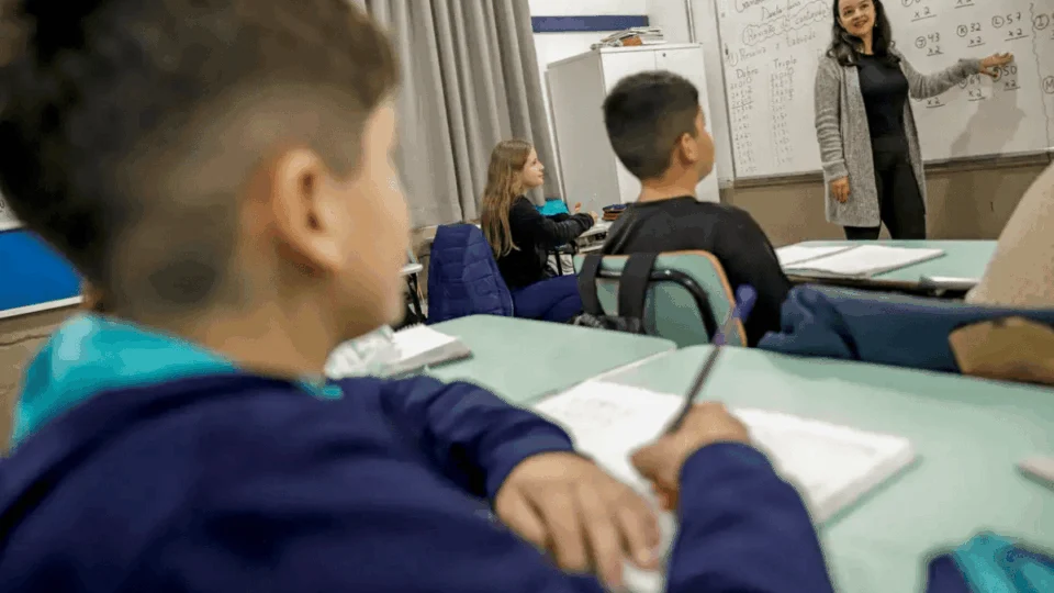 Notas baixas e retomada: especialista explica como a família pode transformar o desempenho escolar