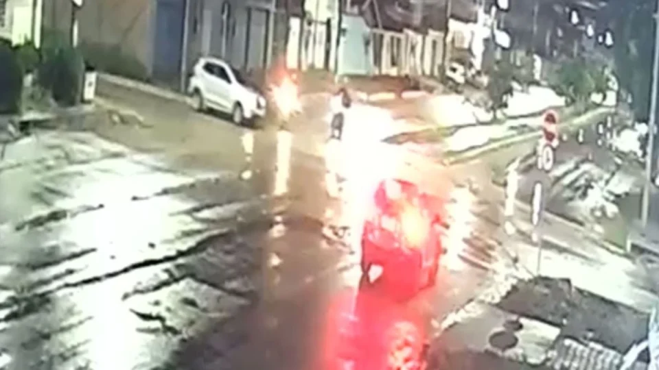 VÍDEO: Motorista avança preferencial e deixa casal e criança feridos em Porto Velho