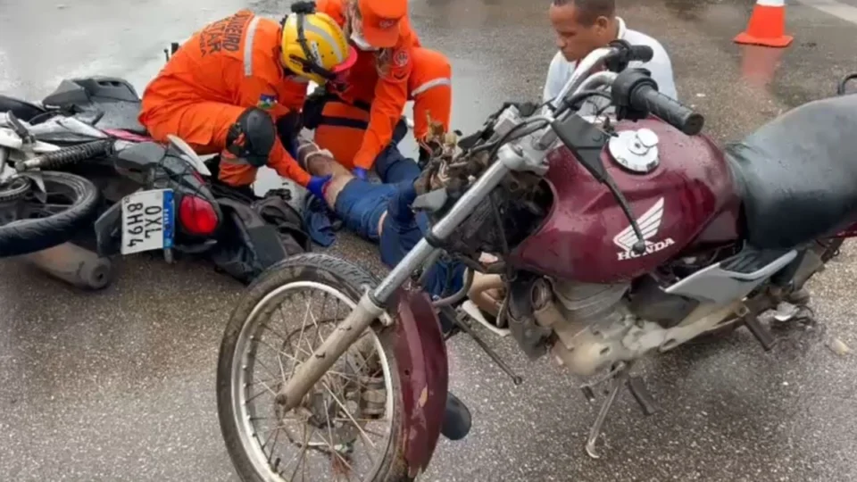 VÍDEO: Grave acidente entre motos e caminhão deixa motociclista com fratura exposta em Porto Velho