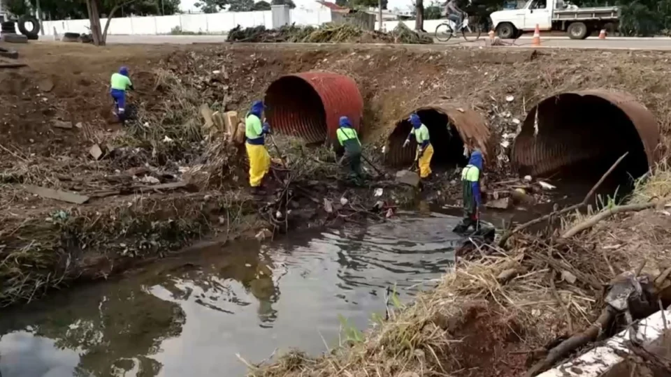 VÍDEO: Córrego da Rua Rafael Vaz e Silva recebe manutenção após reclamações da comunidade em Porto Velho