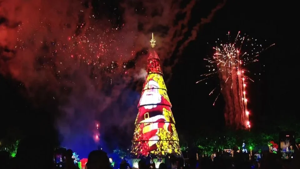 VÍDEO: Natal Porto Luz reúne multidão, sorteio de moto e queima de fogos no Parque da Cidade em Porto Velho