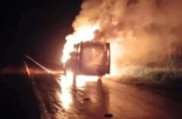 VÍDEO: Ambulância de Alta Floresta do Oeste pega fogo na RO-479 em Rolim de Moura