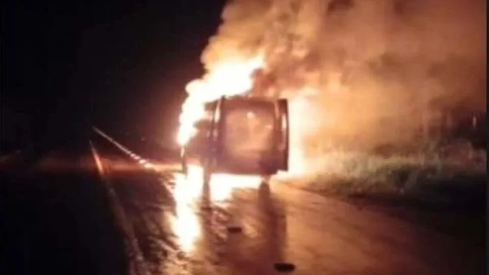 VÍDEO: Ambulância de Alta Floresta do Oeste pega fogo na RO-479 em Rolim de Moura