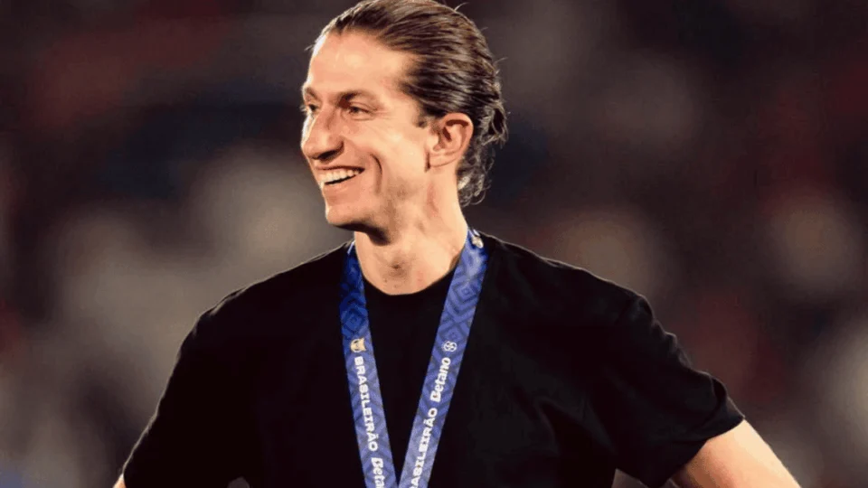 Filipe Luís renova com o Flamengo e garante permanência até 2027