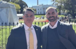 Flávio Bolsonaro leva articulações aos EUA e conta com apoio de Eduardo