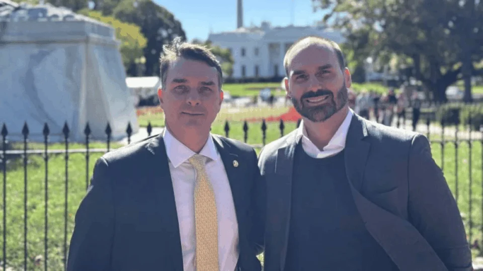 Flávio Bolsonaro leva articulações aos EUA e conta com apoio de Eduardo
