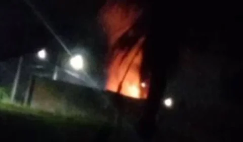 Incêndio atinge imóvel que funcionava como prostíbulo em Corumbiara