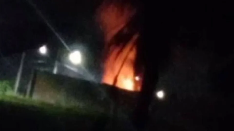 Incêndio atinge imóvel que funcionava como prostíbulo em Corumbiara