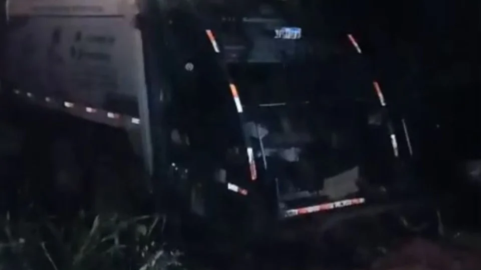 VÍDEO: Caminhão de coleta de lixo cai em ribanceira na BR-319 em Porto Velho