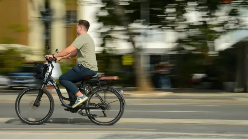 Acre terá mudanças na circulação de ciclomotores e bicicletas elétricas com novas regras em 2026