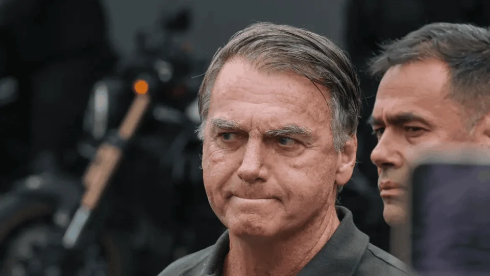 Equipe médica monitora Bolsonaro após noite de intercorrências e prepara novo procedimento para segunda-feira (29)