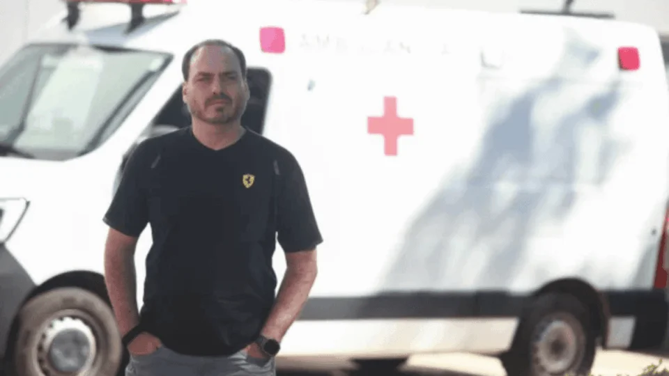 Impedido de acompanhar o pai, Carlos Bolsonaro aguarda do lado de fora do hospital 