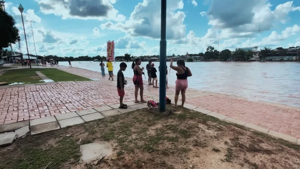 Rio Acre atinge 15,38 metros e segue acima da cota de transbordo na capital