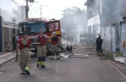 VÍDEO: incêndio deixa casa destruída em bairro de Rio Branco