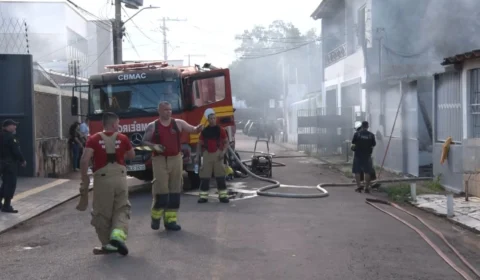 VÍDEO: incêndio deixa casa destruída em bairro de Rio Branco