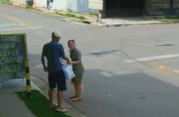 VÍDEO: Homem rouba sacola, descobre que era uniforme e devolve à vítima em Porto Velho