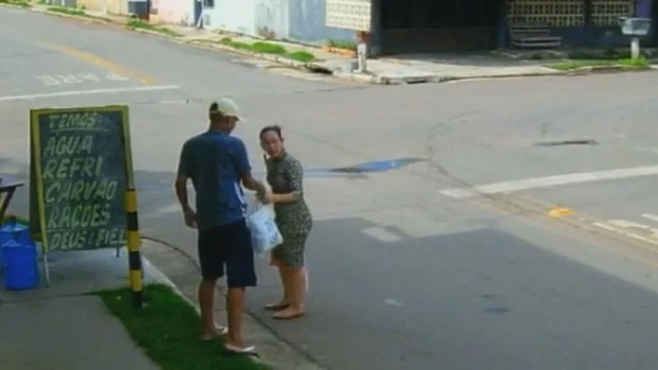 VÍDEO: Homem rouba sacola, descobre que era uniforme e devolve à vítima em Porto Velho