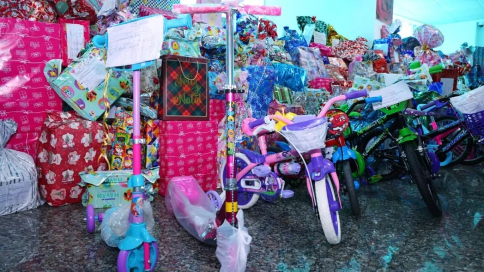 Campanha Papai Noel dos Correios entrega mais de 3 mil presentes em Rondônia