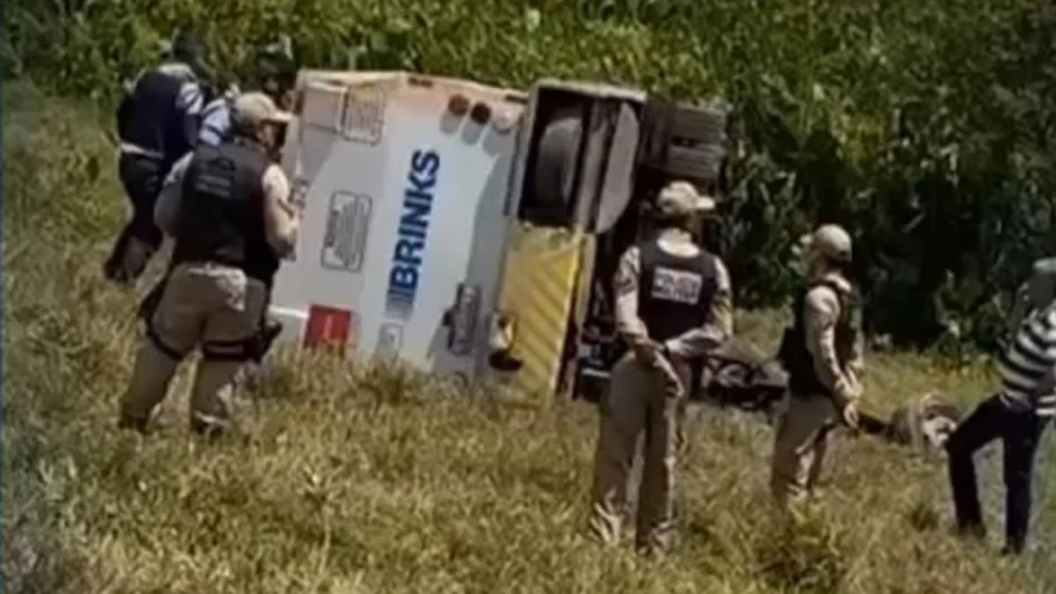 Carro-forte capota na PB-034 e deixa quatro vigilantes feridos no Litoral Sul da Paraíba