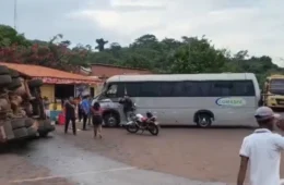 Carreta com carga de arroz tomba na BR-422 e atinge micro-ônibus no Pará