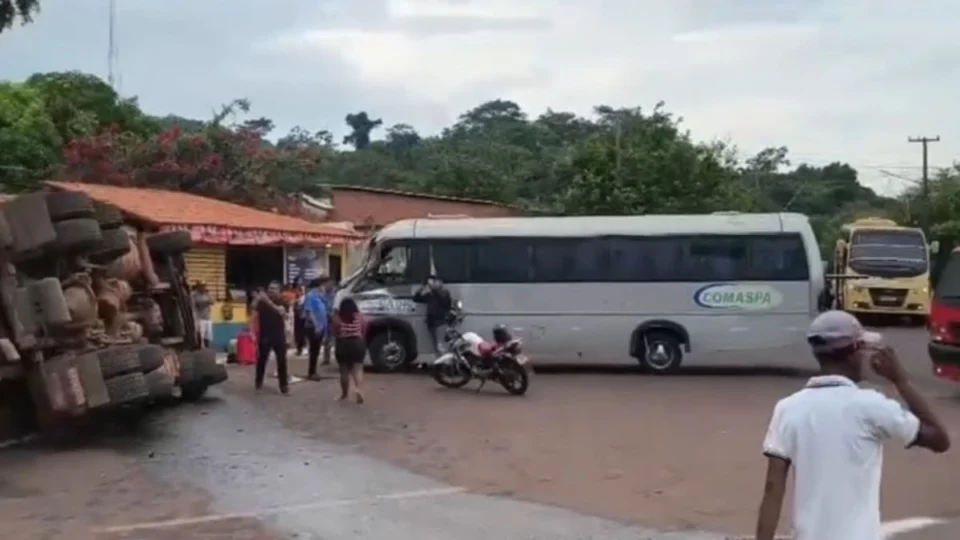 Carreta com carga de arroz tomba na BR-422 e atinge micro-ônibus no Pará