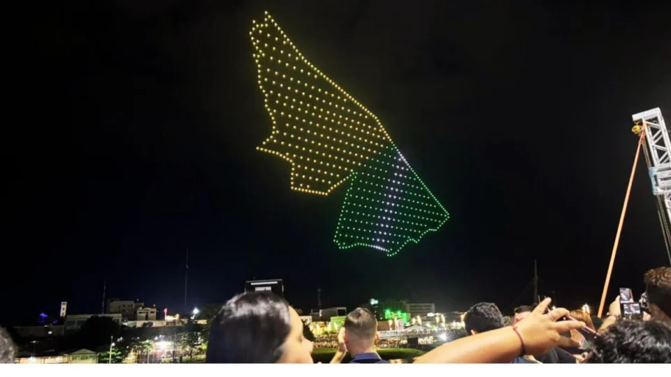 Show inédito de drones transforma céu de Rio Branco em palco natalino