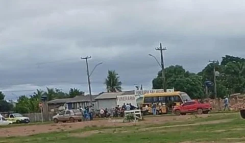 Motociclista morre após colisão com ônibus escolar em Seringueiras