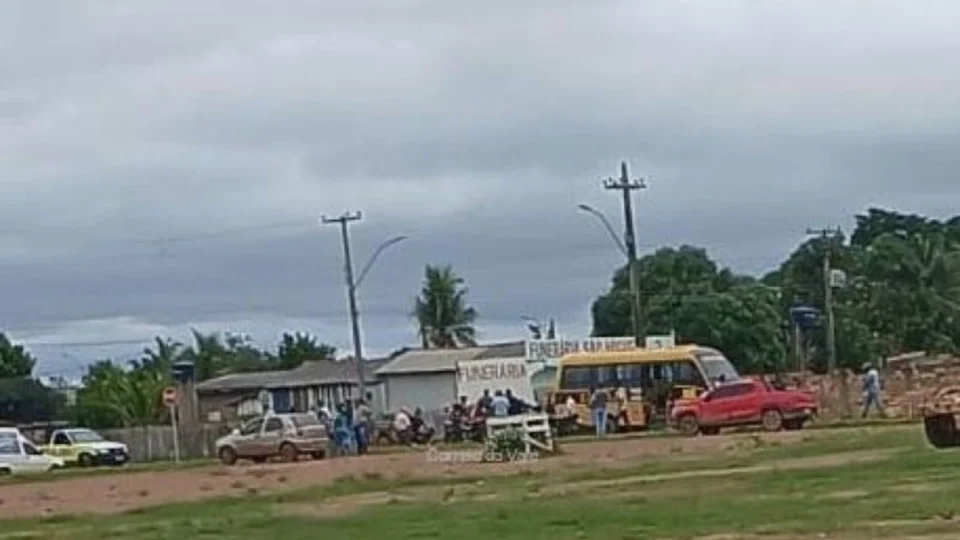 Motociclista morre após colisão com ônibus escolar em Seringueiras