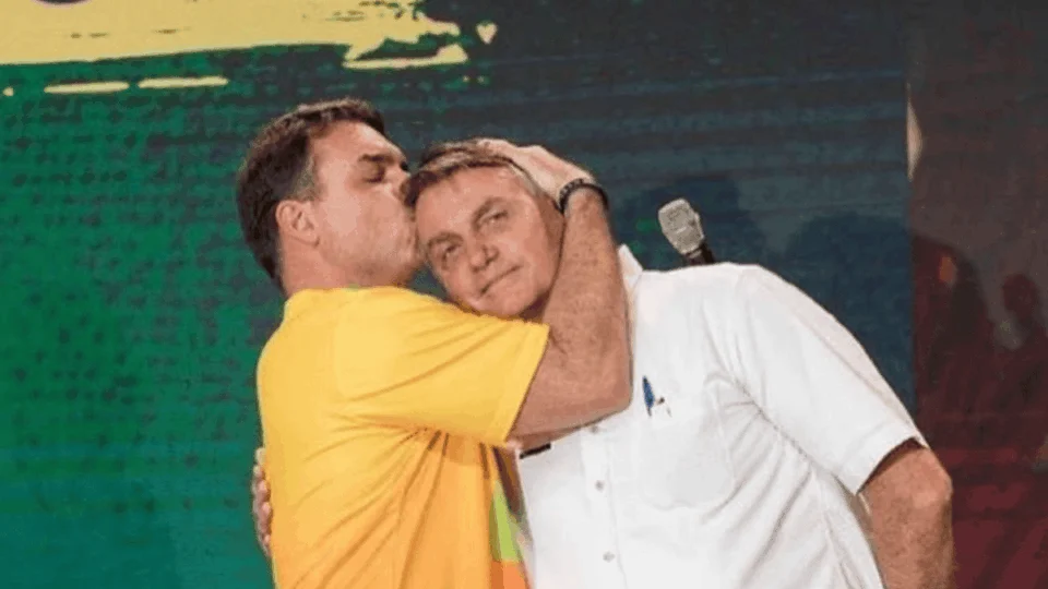 Em carta lida no hospital, Bolsonaro endossa Flávio para a disputa presidencial