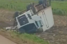 VÍDEO: Motorista perde controle da direção e caminhão com carga de peixes capota em Candeias do Jamari (RO)
