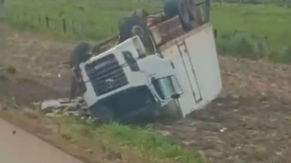 VÍDEO: Motorista perde controle da direção e caminhão com carga de peixes capota em Candeias do Jamari (RO)