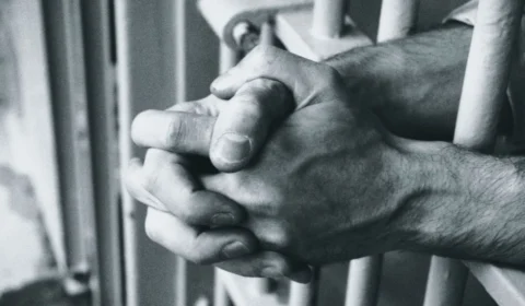 Homem é condenado a 49 anos de prisão por crimes sexuais praticados contra a filha no Acre