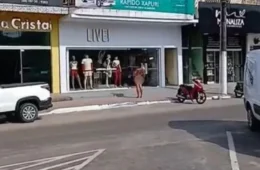 VÍDEO: Homem em possível surto psicótico é visto caminhando sem roupas no interior do Acre