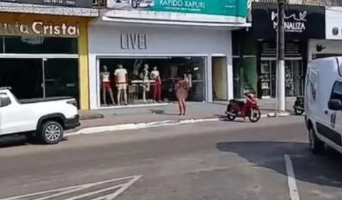 VÍDEO: Homem em possível surto psicótico é visto caminhando sem roupas no interior do Acre