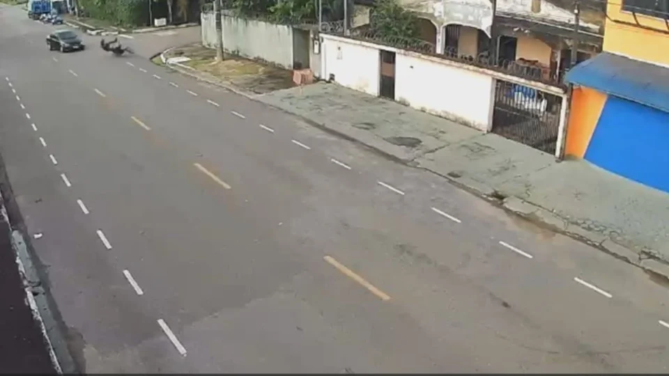 VÍDEO: Motociclista é arremessado após colisão em cruzamento no São João Bosco em Porto Velho