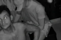 VÍDEO: Homem nu invade loja de roupas em Manaus e é flagrado por câmeras