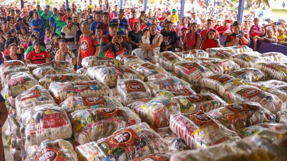 Prefeitura de Coari inicia ação natalina e distribui cestas à zona rural
