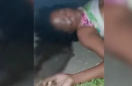 Mulher encontrada morta sob micro-ônibus é identificada em Presidente Figueiredo