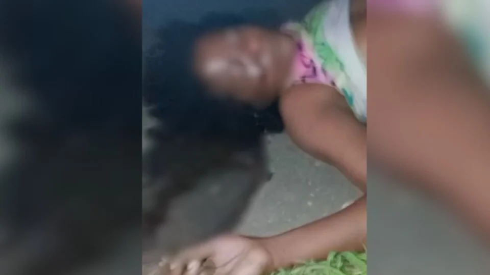 Mulher encontrada morta sob micro-ônibus é identificada em Presidente Figueiredo