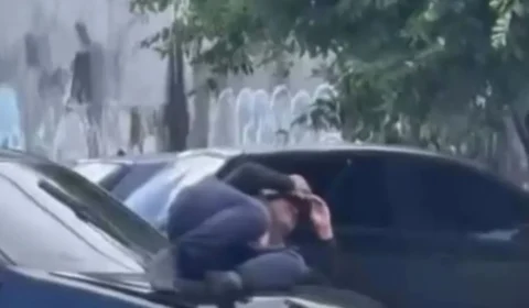 Batida violenta arremessa motociclista sobre carro em avenida de Manaus