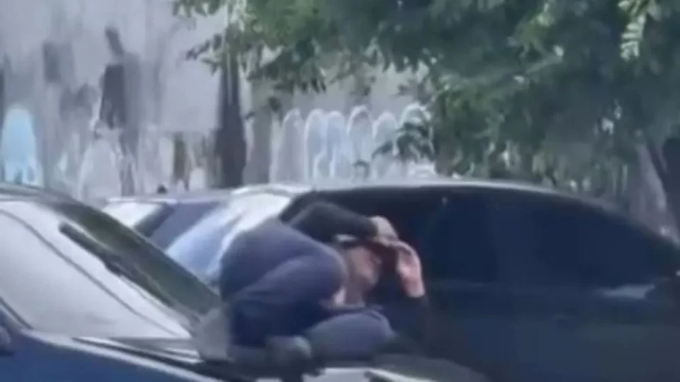 Batida violenta arremessa motociclista sobre carro em avenida de Manaus